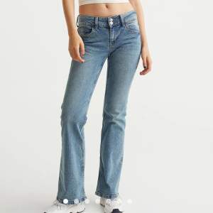 Ett par lowrise jeans från hm som inte kommer till användning. Köpta nyligen och har använts ett fåtal gånger