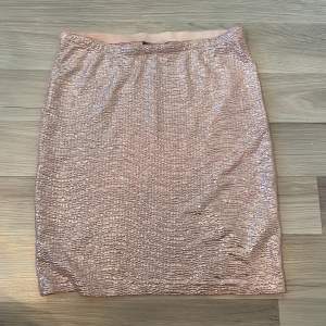 En glittrig top från Sally circle i strl M. Den här toppen går att använda som en kjol också, riktigt snyggt. Säljs för 70kr