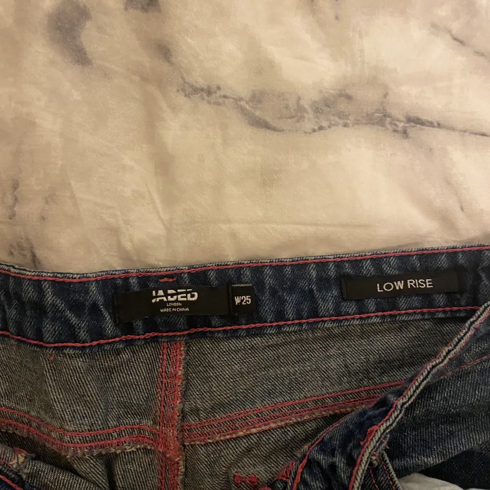 säljer mina lågmidjade jeans från jaded london då det inte är min stil längre💕. Jeans & Byxor.