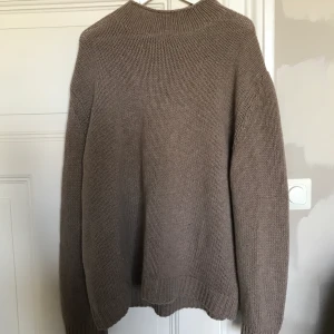 Filippa K Knit XL - En stickad tröja i nyskick. Super varm och snygg, knappt använd. 90% ull 10% Kashmir. Inhandlad förra vintern. 