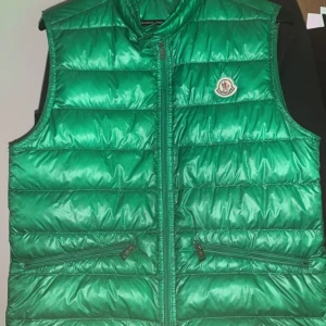 Moncler Gui Väst Grön - Säljer min ljusgröna moncler gui Storlek 2 (S)  Cond 9/10, inget og därav priset. Riktigt fräsh väst. Säljer då den inte passade mig så bra! Kan även bytas mot annan moncler gui i strl 3! 