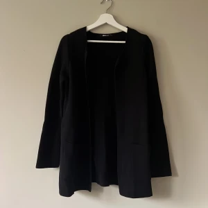 Kofta/Jacka - En kofta/jacka från Gina tricot. Aldrig använd. Två fickor fram. Storlek small men passar även någon med storlek medium