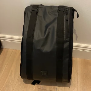 Douchebag 15L - Använd några gånger men den är som ny. Väldigt rymlig ryggsäck som sitter skönt.