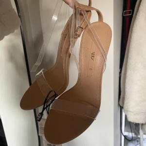 Klackar - Superfina klackar från zara som tyvärr aldrig använts, endast testade inomhus. 