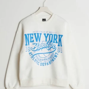 Sweatshirt/hoodie - Säljer denna för jag inte använt den så mycket, använt den kanske 3 gånger, så den är som ny! Storlek Xs men sitter oversize! Jag som har M i vanliga fall, tycker att den sitter perfekt på mig, storleksmässigt. 