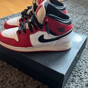 Air Jordan 1 Chicago  - Köpta på restocks 100% äkta, köpta för 2700 säljer på grund av att dom var för små. Skick 8/10 skosnörena är sönder i slutet och märkbara täcken på andvändning pris går att diskutera (du betalar frakt)