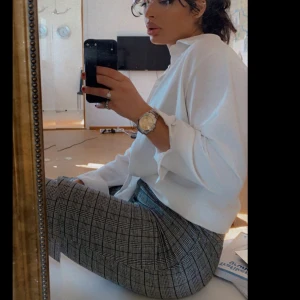 Byxor  - Kostymbyxor i grått. Skön stretch, sparsamt använda. Jag står för frakten  