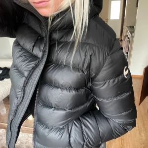 Svart colmar jacka - En svart colmarjacka i storlek 48. Knappt använd tyvärr och säljer för att den inte kommer till användning. Men en riktigt snygg och varm jacka till vintern 😍😍 säljer för 2000kr eller högsta bud!