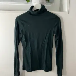 En grön snygg långärmad t-shirt med polokrage i färgen grön. Tröjan är mer åt det gröna hållet i verkligheten. Bortklippt lapp men skulle säga storlek xs-s. Köpt för något år sedan men använd max 3 gånger. Köp för 60+ spårbar frakt!