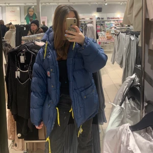 Fjällräven - Säljer nu min fina fjällräven jacka som endast är använd 1 gång! Den är i xxs men passar även xs-m❤️KLICKA EJ PÅ KÖP DIREKT! Nypriset var runt 6000kr