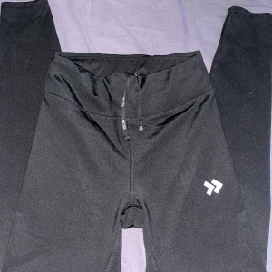 Tränings byxor  - Ungefär likadana tränings byxor ifrån lager 157, båda för 100 1 för 50 