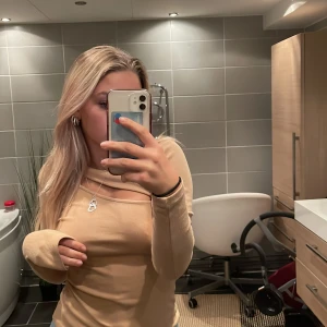 Beige cut out tröja - En skit snygg beige tröja som aldrig kommit till användning då den letar efter ny ägare😘 riktigt snygg och skönt material även ribbat tyg🫶köparen står för frakt😘