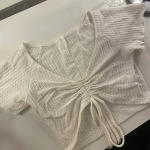 Vit topp - vit topp som jag aldrig använt, super söt men vet inte när den ska komma till användning tyävärr