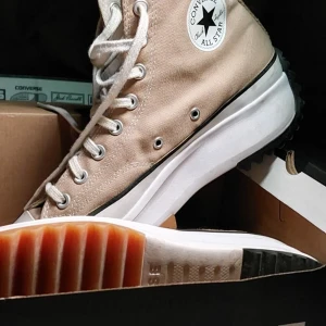 Converse  - Chunky sula svart på häen och brun vid tårna. Skon är brun och riktigt bekväm. Skon är i storlek 44 och passar både killar och tjejer med den storleken. Köpt dyr men gör den billigare. Pris kan diskuteras 