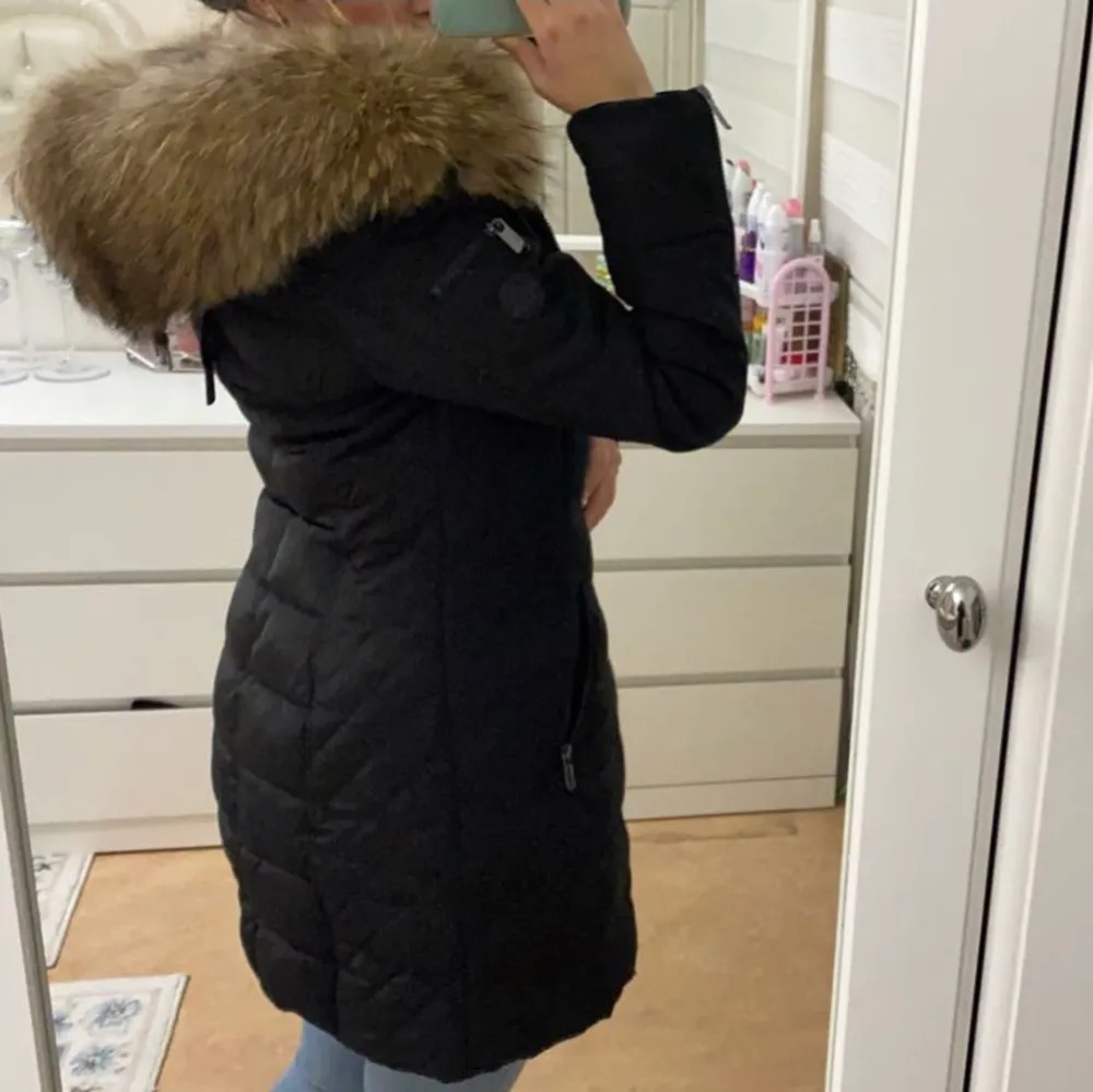 Helt ny vinter jacka från Roco Baroco Stockholm med äkta tjock päls. Har köpt den för 3000kr. Den håller riktigt varmt under vintern. Jackan är i storlek XS men skulle säga att den är mer S.. Jackor.