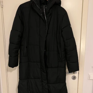 Vinterjacka the denim factory - Säljer min långa vinterjacka, väldigt varm och fint skick storlek 38.