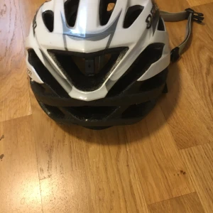 Cykelhjälmar vit/svart - Säljer två cekelhjälmar storlek 56-62. Fint skick finns i Vallatorg (Årsta)  Kan mötas upp i Liljeholmen eller gullmarsplan. Pris 150kr/st eller båda för 200kr