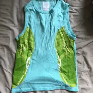 !!TRYCK EJ PÅ KÖP NU!!  Jättegullig baby tee/tank som har väldigt fina färger och är väldigt mjuk och skön!✨ Köpt second hand och har blivit använd 1-2 ggr!!!