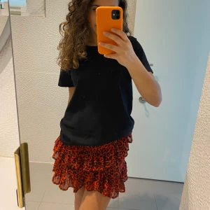 Kjol  - En sommar och vinter kjol som är jätte fin att ha både till vardag och till lite finare tillfällen. Den är i stolek xs men passar mig som har stolek s.