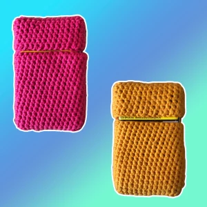 FODRALET - Single color - Egenvirkat fodral! Virkat att passa ciggpaket men kan givetvis användas som fodral till annat om man är #nonsmokinggeneration :) Finns i massa färger, kolla @enmaskakarlek på insta för att se lite olika färger!