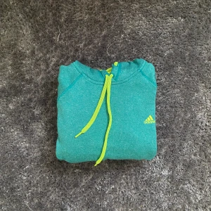 Adidas träningshoodie - Fin träningshoodie från adidas. Storlek M och i använt skick.k