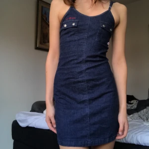 Jeansklänning - Säljer denna söta jeansklänning🌷är 172