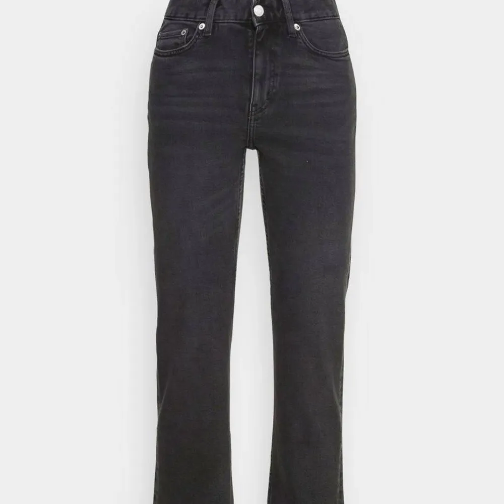 Säljer lågmidjade jeans från Weekday slutsålda i modellen Telge sitter jätte fint💗. Jeans & Byxor.