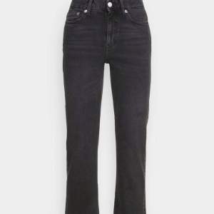 Säljer lågmidjade jeans från Weekday slutsålda i modellen Telge sitter jätte fint💗