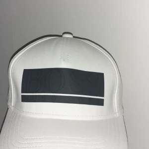 Hugo boss keps - Säljer eftersom att det passar inte på mig. Krpsen är nytvättad skick 9/10. Pris kan diskuteras vid snabb affär, tar emot byten också 