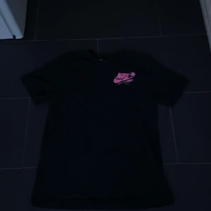 Nike tee graffiti  - Graffiti inspirerad Nike t-shirt köpt från JD. Storlek M men sitter bra på en S också❗️använd cirka två ggr och är som helt ny (inga defekter) osv.. 