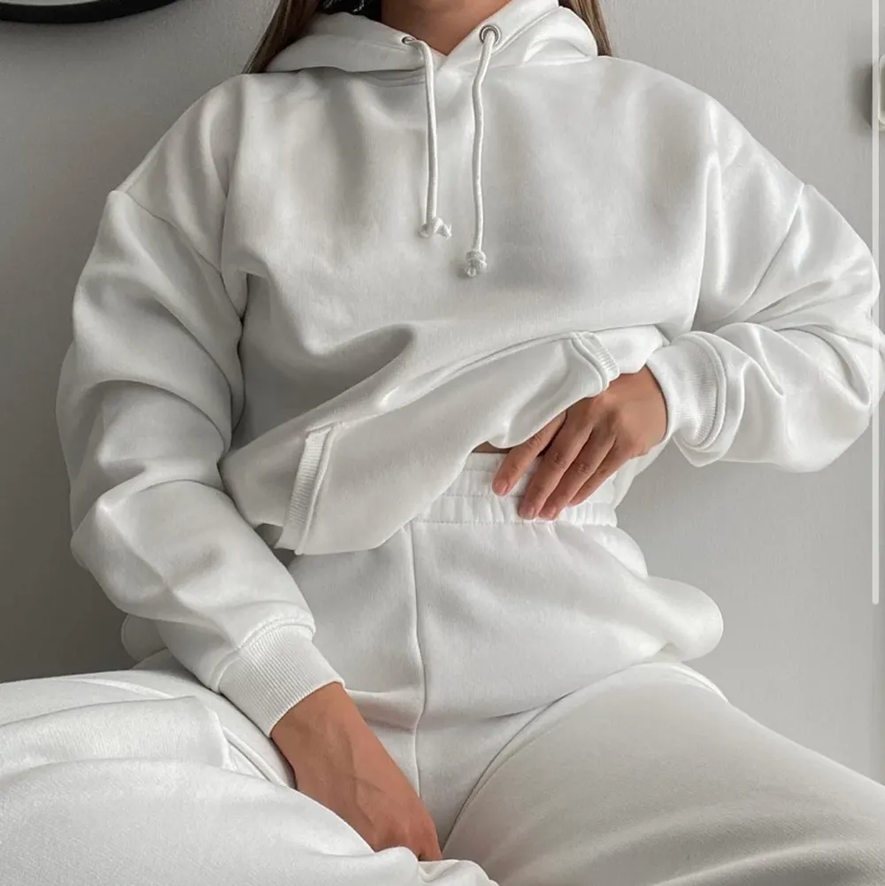 Säljer min vita hoodie från bikbok då den inte kommer till användning, köpt förra vintern men sparsamt använd🤍 Köpt för 400kr. Hoodies.