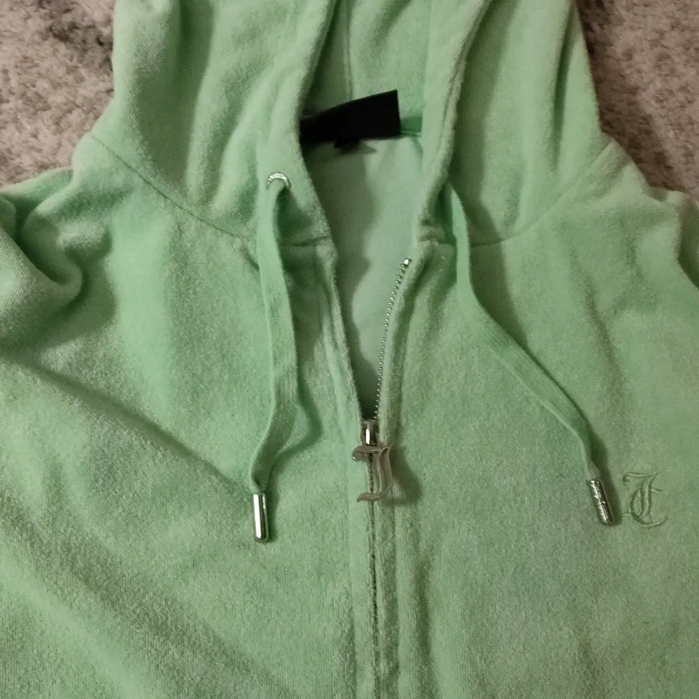 Ljus grön juicy tröja säljer pga inte passar längre. Köpt ifrån Nelly använt typ fem gånger.. Tröjor & Koftor.