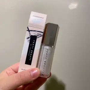 Fenty läppglans köpt på Sephora färgen Diamond milk  259kr ordinarie pris säljer för 120kr  Enbart testat på handen  