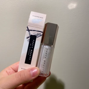 Fenty Läppglans  - Fenty läppglans köpt på Sephora färgen Diamond milk  259kr ordinarie pris säljer för 120kr  Enbart testat på handen  
