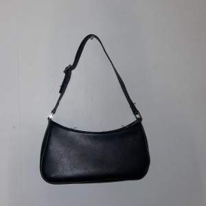 Säljer denna svarta baguettväska från Monki då den ej används längre. Använd en del men fortfarande i fint skick! 80kr plus 39kr frakt 
