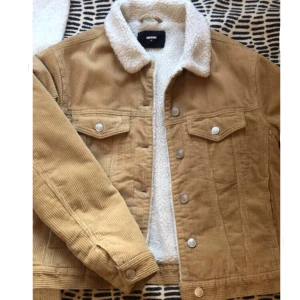 Jacka från bikbok - Jättefin jacka från bikbok. 💕Endast använd 1 gång.  Säljer då den inte kommer till användning. Beige manchester på utsidan och vit teddy på insidan. ❤️Jättefin att ha nu i vinter. Står stl M, men jag skulle säga att det är xs-s. Skriv för fler bilder 🫶🏼