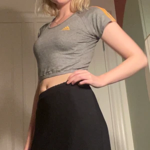 Adidas cropped top 📏📏📏 - Vintage/Retro grå Adidastop med orangea ränder. Utan specificerad storlek men verkar vara S. Från secondhand butik i Stockholm. 