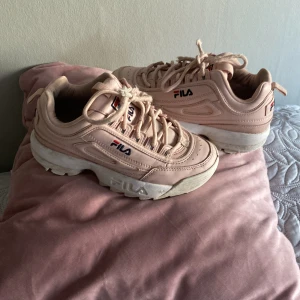 Rosa Fila skor för bara 150 kr  - Detta är ett par rosa skor som har används väl men som kan användas mycket mer.