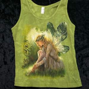 Grönt fairy grunge linne med tryck. <3 Mycket bra skick :)  Fri frakt !  Byst - 113 cm  Midja -94 cm  Längd- 175 cm