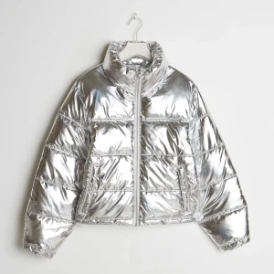 Silver jacka  - Säljer denna snygga vinterjacka i silver. Köpt ifrån Gina tricot och använd ett fåtal gånger🤍🤍