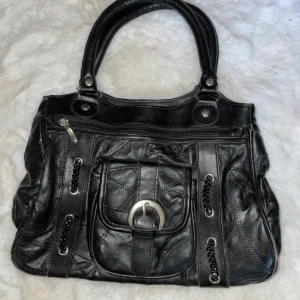 Vintage väska  - Fin väska med många fack som passa till det mesta :) 