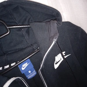 NIKE huvtröja strlS Dam - Den är lite blekt i tvätten annars är det inga konstigheter. StorlekS  💫💫💫💫💫💫