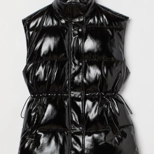 Svart väst  - Svart väst från H&M köpt i januari i år! Snygg men kommer inte så mycket till användning :) väldigt varm och skön! Oversized fit 