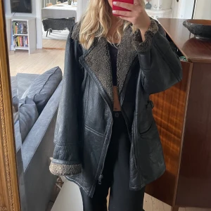 Hollies Leather Jacket - Jättefin fodrad skinnjacka som köptes på Beyonde Retro i Göteborg för 900kr. Oversized modell i Storlek M.     (Pris + frakt)✨