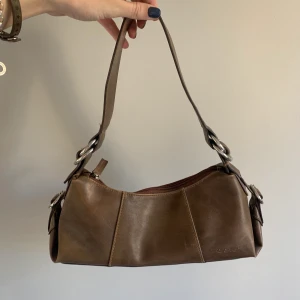 Brun väska  - Brun läder väska köpt secondhand! Skriv för frågor eller fler bilder ⭐️