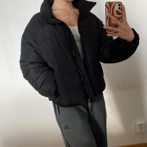 Pufferjacket - Jättevarm pufferjacket  från Monki som bara har använts under 1 vinter❤️ Storleken säger xxs men har i vanliga fall storlek xs och den är ändå för stor🫶🏼