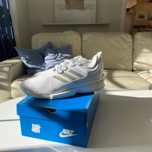 Adidas tennisskor  - Tjena! Säljer dessa tennisskorna. Använda en gång men säljer dem för att de inte passade mig. De är i storlek 47 och nypris var runt 1700kr. Låda finns tyvärr ej kvar därav det låga priset.
