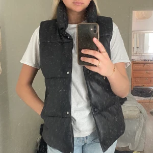  väst - intressekoll på min väst i skinnimitation! Skitfin verkligen och känns som helt ny, men kommer tyvärr inte till användning. köpt från mango, nypris 800kr. Priset är exklusive frakten! Hör av dig vid intresse!🫶🏻