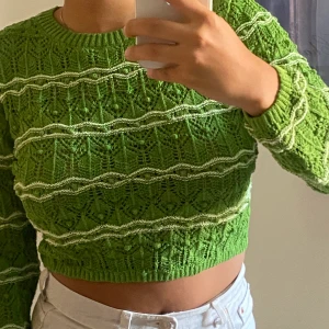 Stickad tröja från Zara, strl L men passar från xs-L - Aldrig använd då prislapp är kvar superfin från Zara. Köparen står för frakt!!