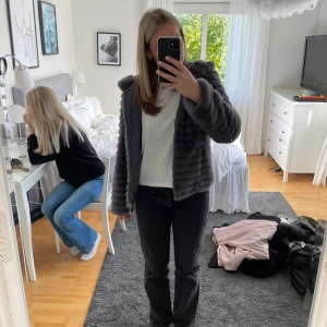 Fluffig jacka - Du står för frakten. Använd ett fåtal gånger, som ny. Märket där den är ifrån finns på bild 3.